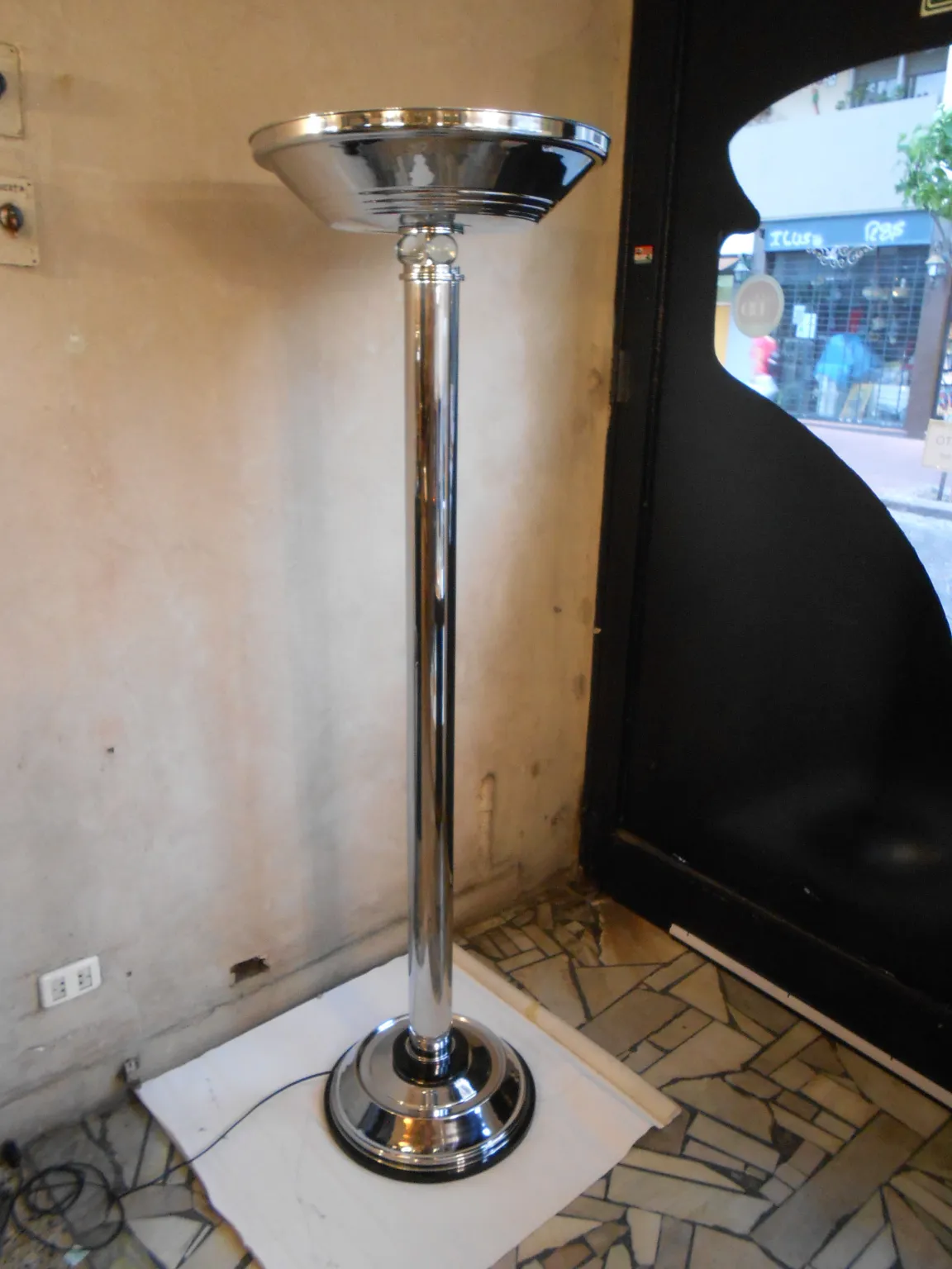 lâmpada de piso antiga brilhante em ambiente elegante