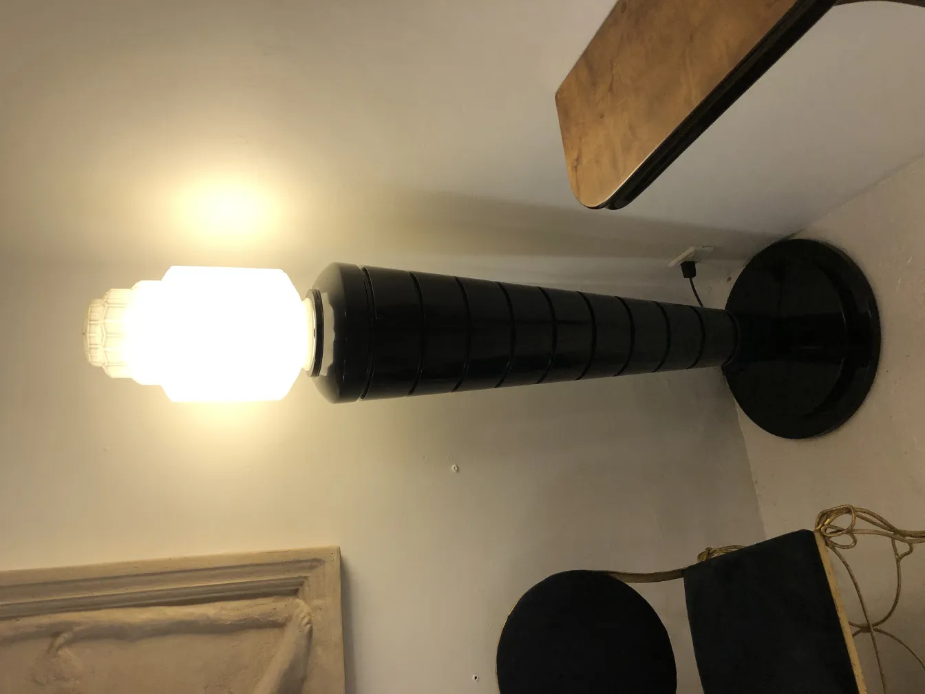 deux lampadaires anciens avec une base noire et une lumière brillante