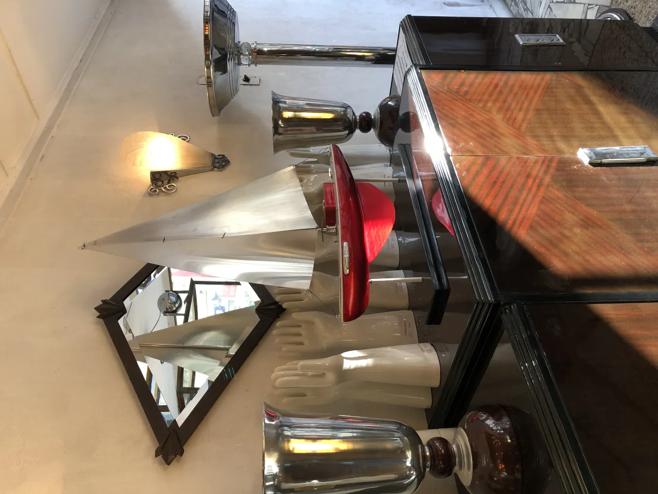 duas lâmpadas de piso antigas com design elegante