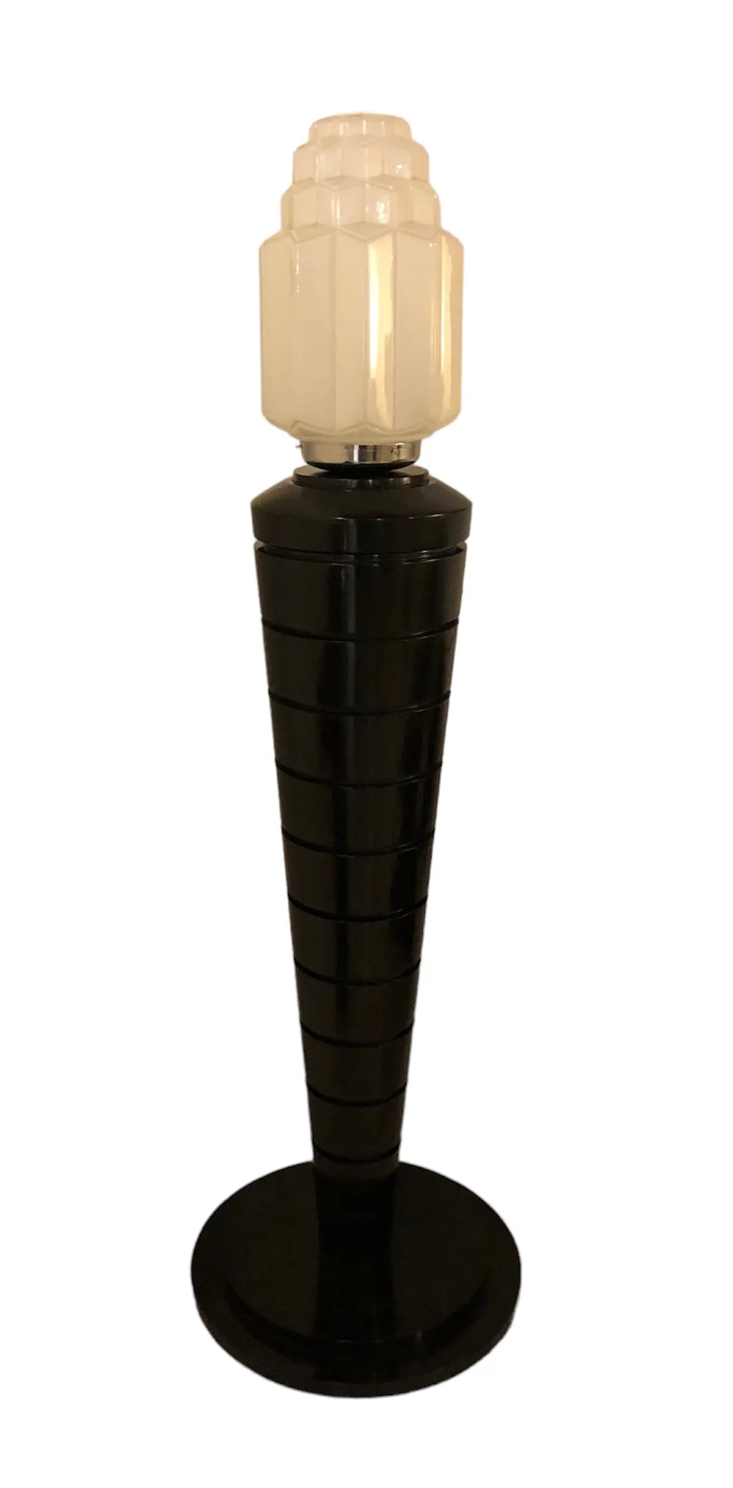 Set di 2 lampade da terra antiche con basi eleganti, atmosfera accogliente.