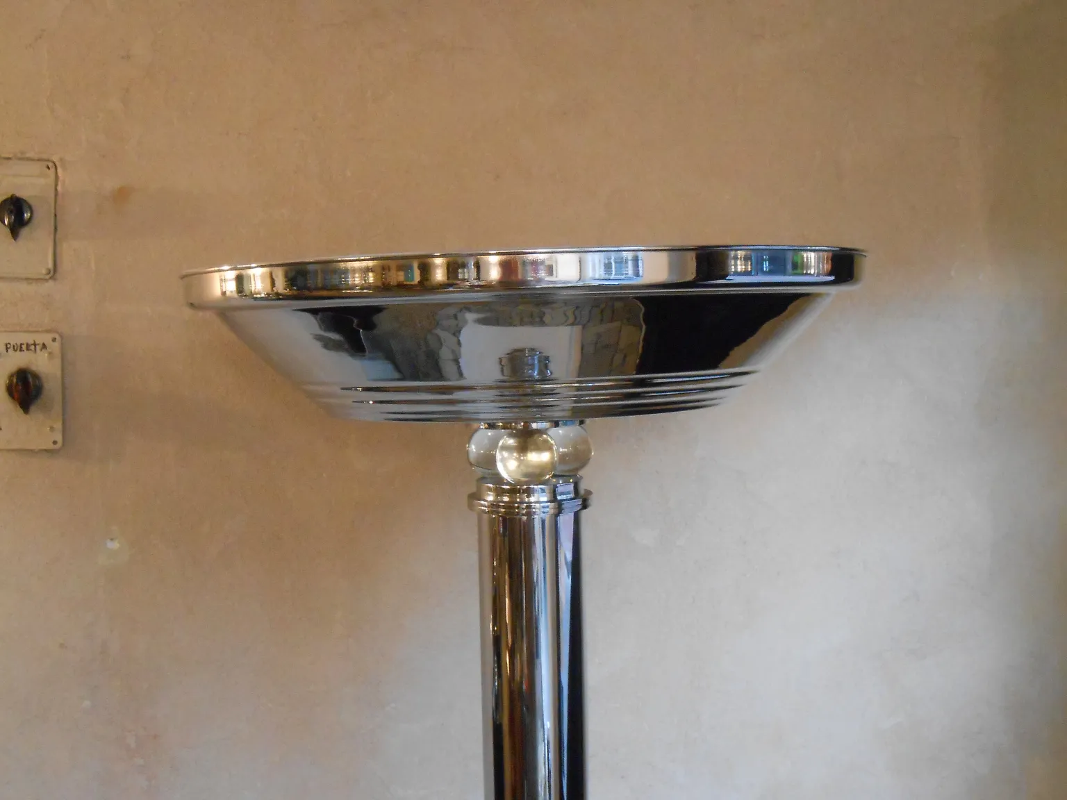 2 lámparas de pie antiguas con diseño elegante, ambiente cálido