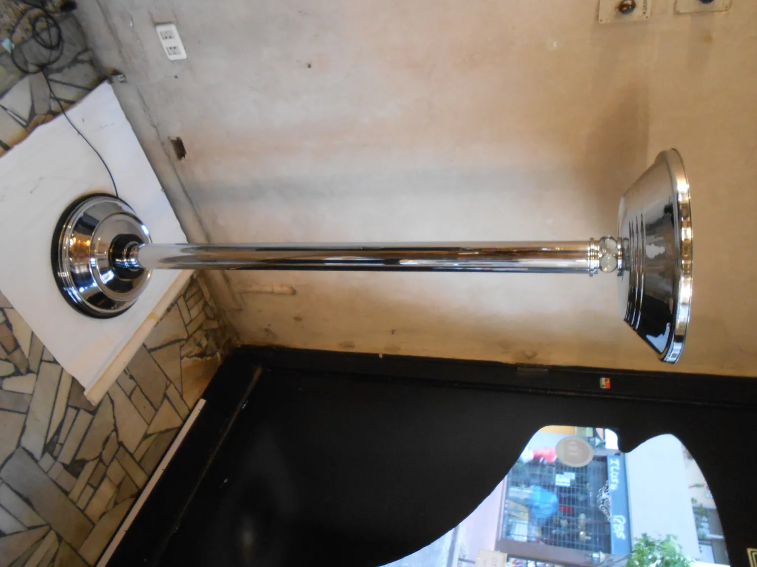 दो पुरानी फ़्लोर लैंप एक आरामदायक सेटिंग में