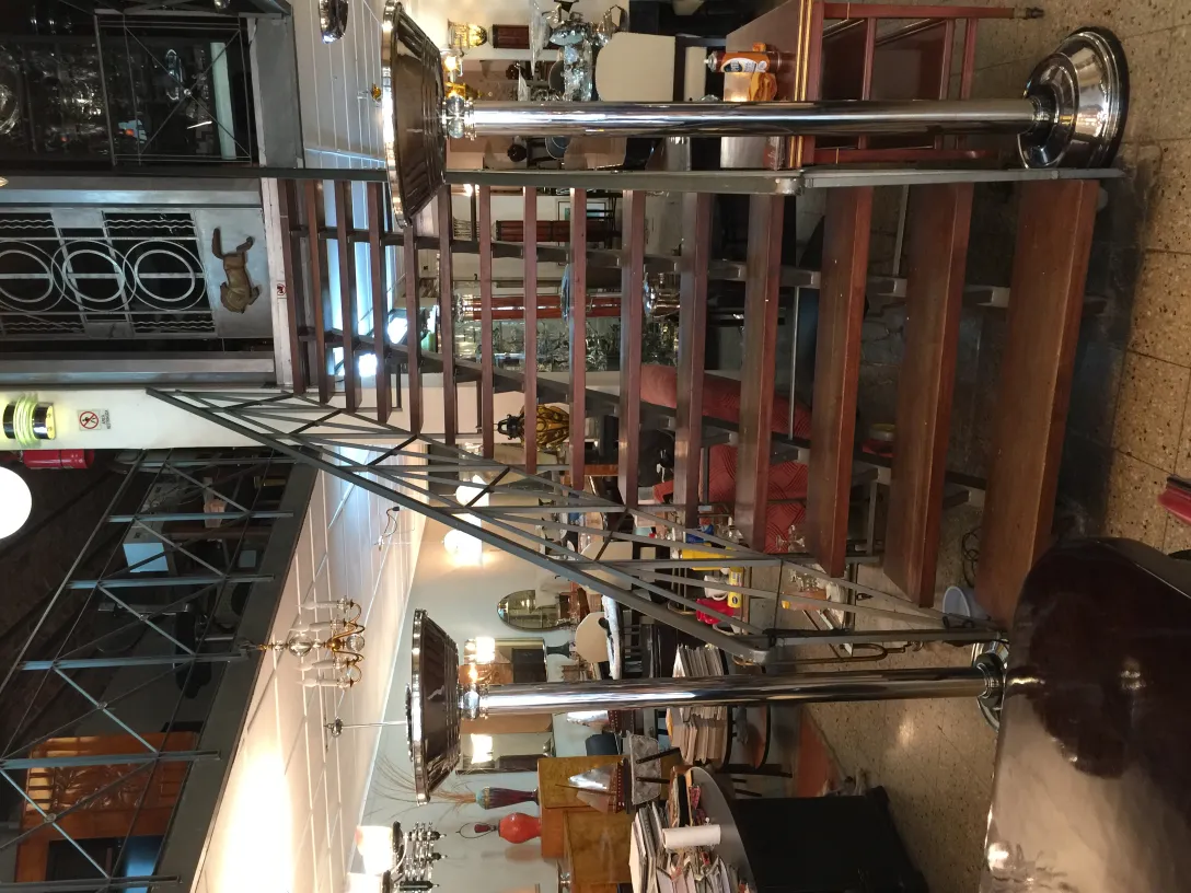 2 lampade da terra antiche in un ambiente accogliente con scale