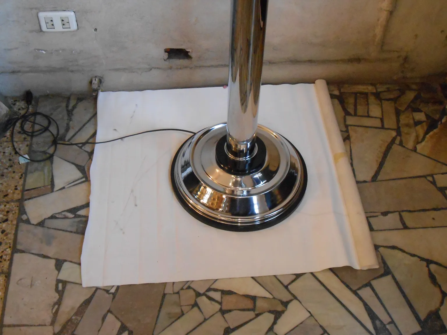 vista de 2 lampadas de piso antigas com base cromada em ambiente neutro