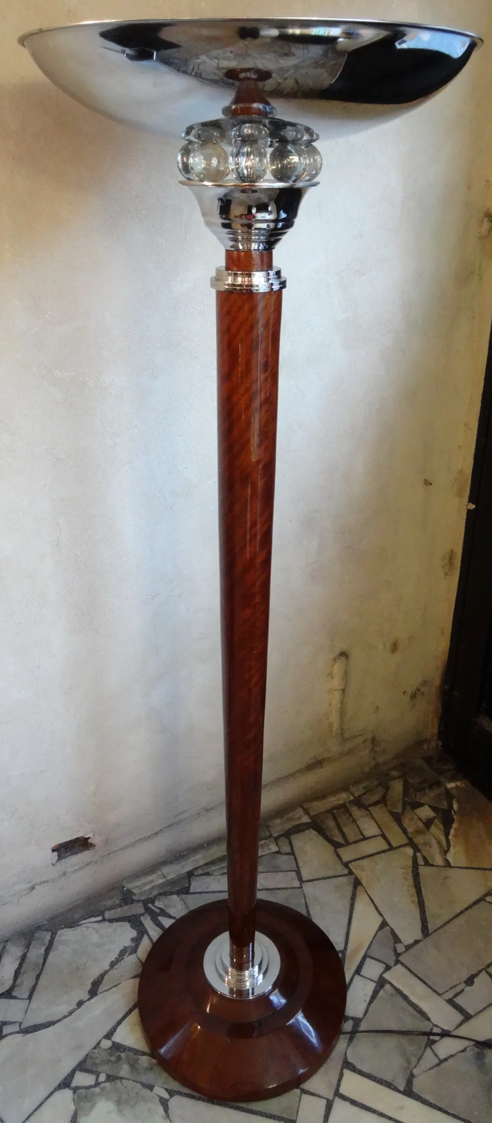 Duas lâmpadas de piso antigas com bases elegantes em um ambiente aconchegante.