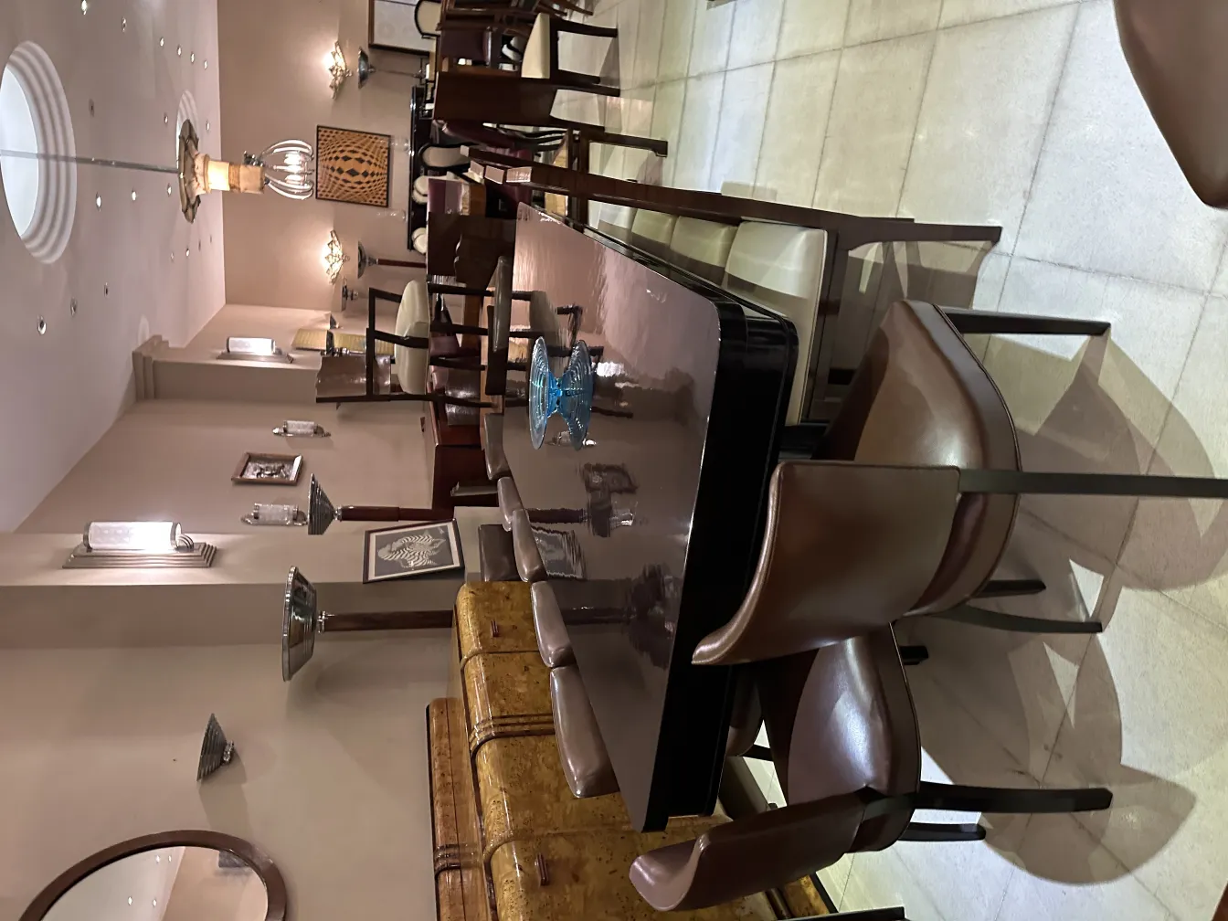 Deux lampadaires anciens dans un salon élégant