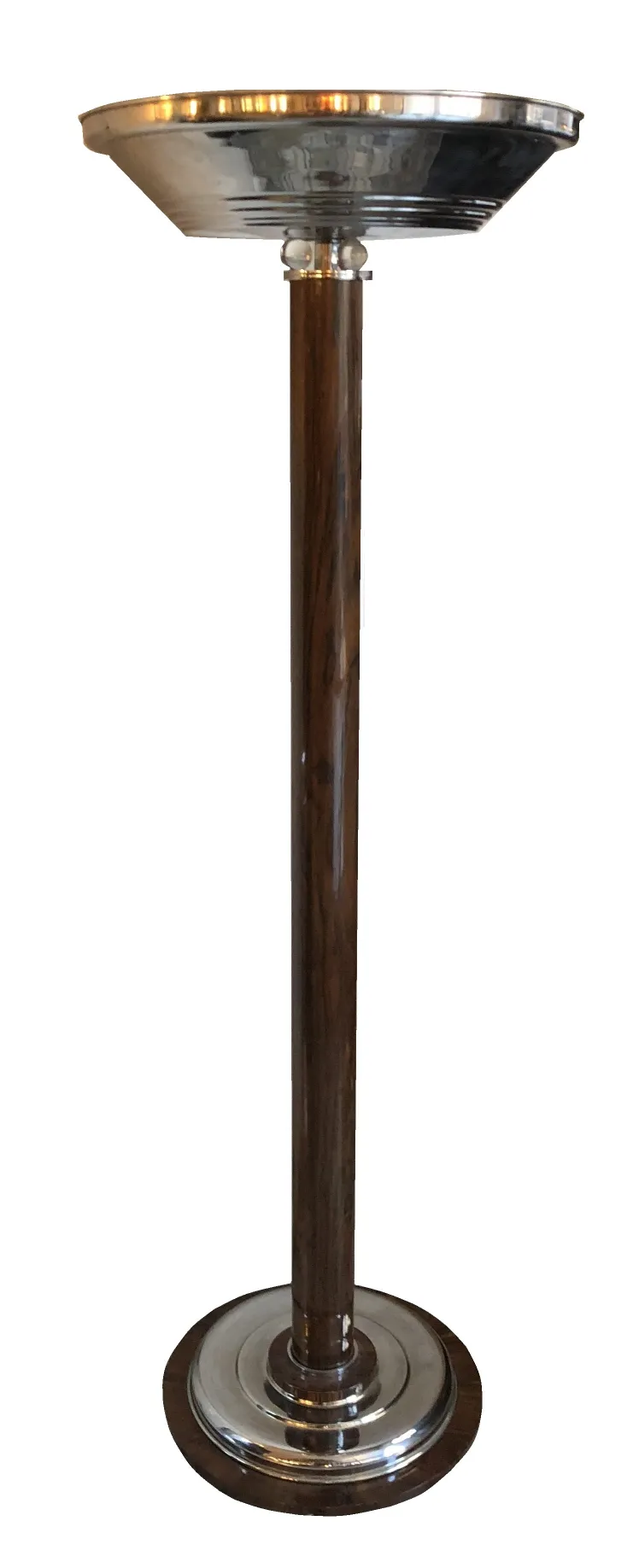 due lampade da terra antiche in un ambiente accogliente, con dettagli alla base