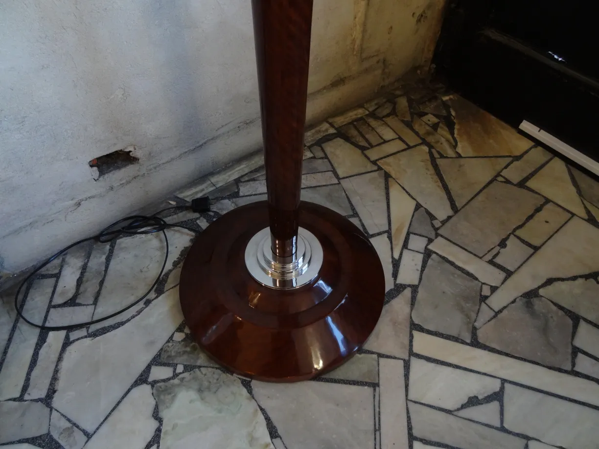 dos lámparas de pie antiguas con diseño elegante en un ambiente cálido