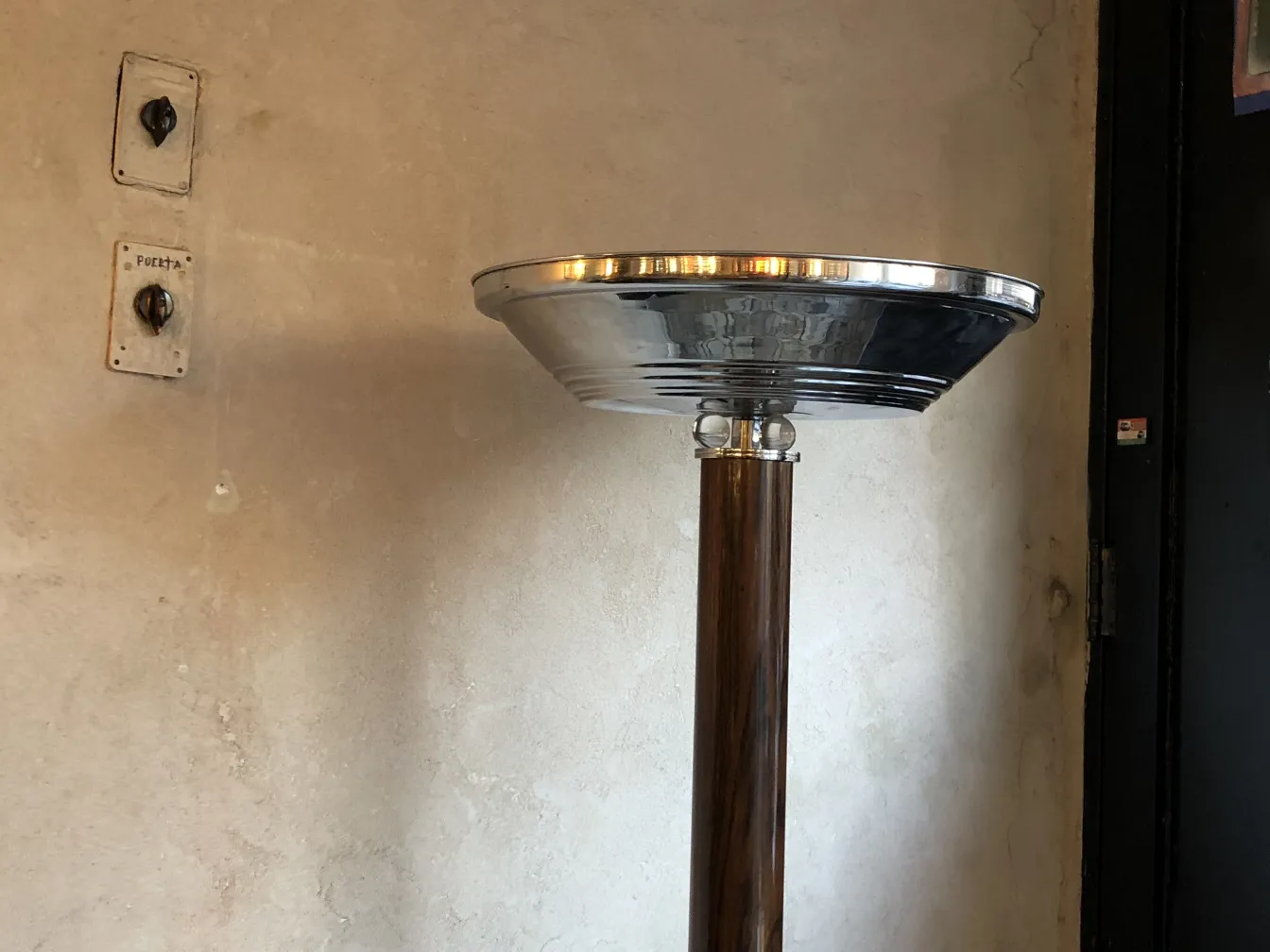 2 lampadaires antiques avec design élégant et brillant