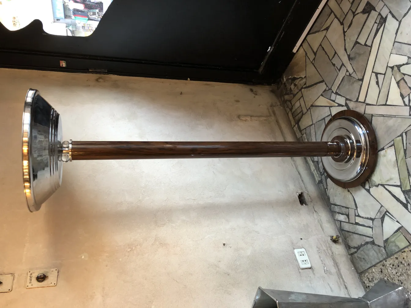 اثنان من المصابيح الأرضية القديمة بطراز تقليدي في بيئة محايدة.