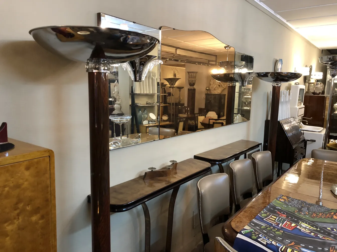 部屋にある2つのアンティークフロアランプの画像、エレガントで装飾的。