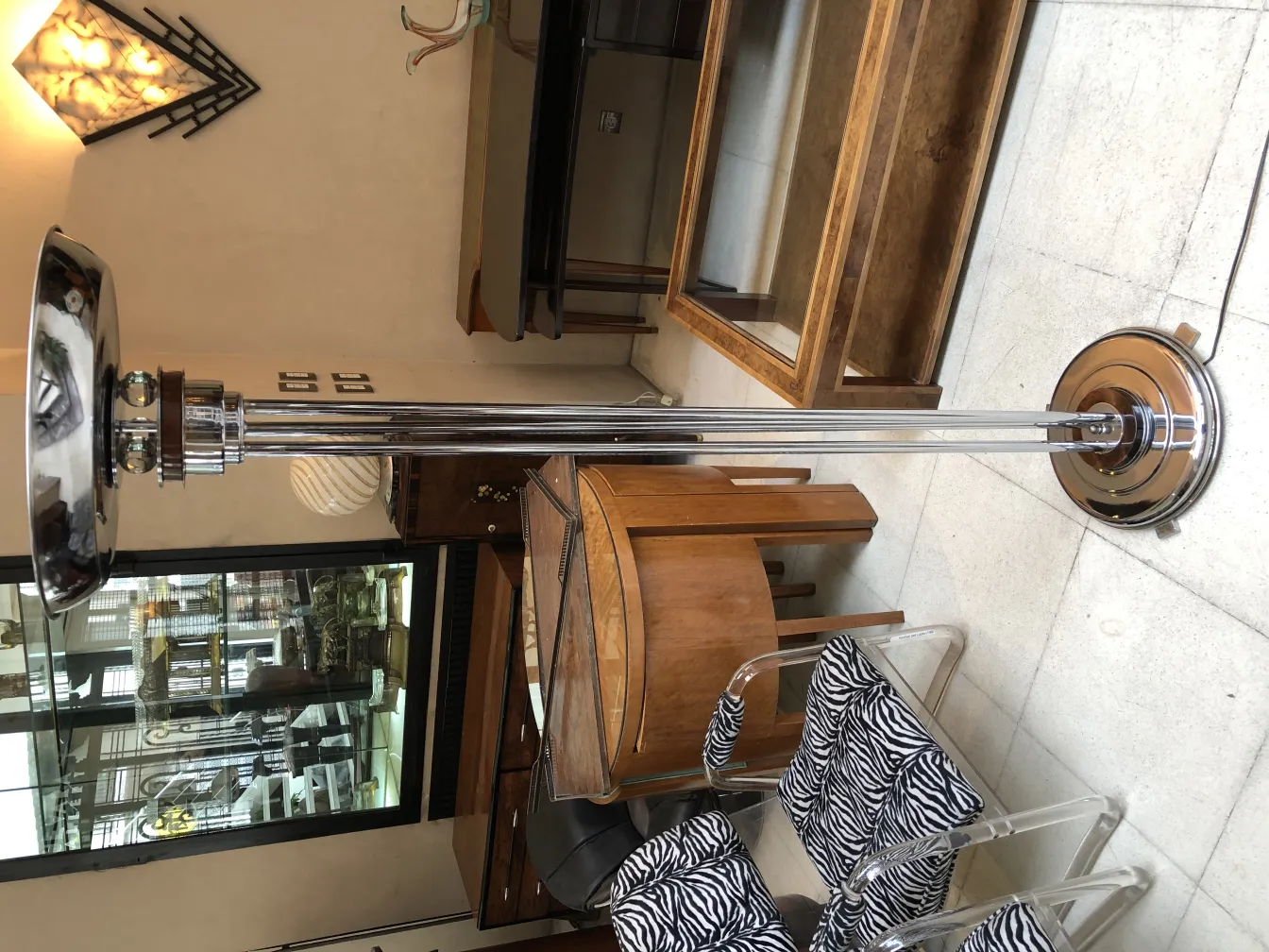 две antique торшеры в элегантной обстановке