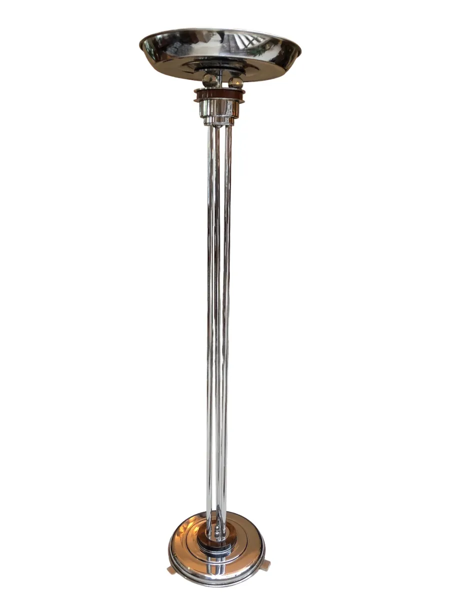 duas lampadas de piso antigas com design brilhante em ambiente elegante