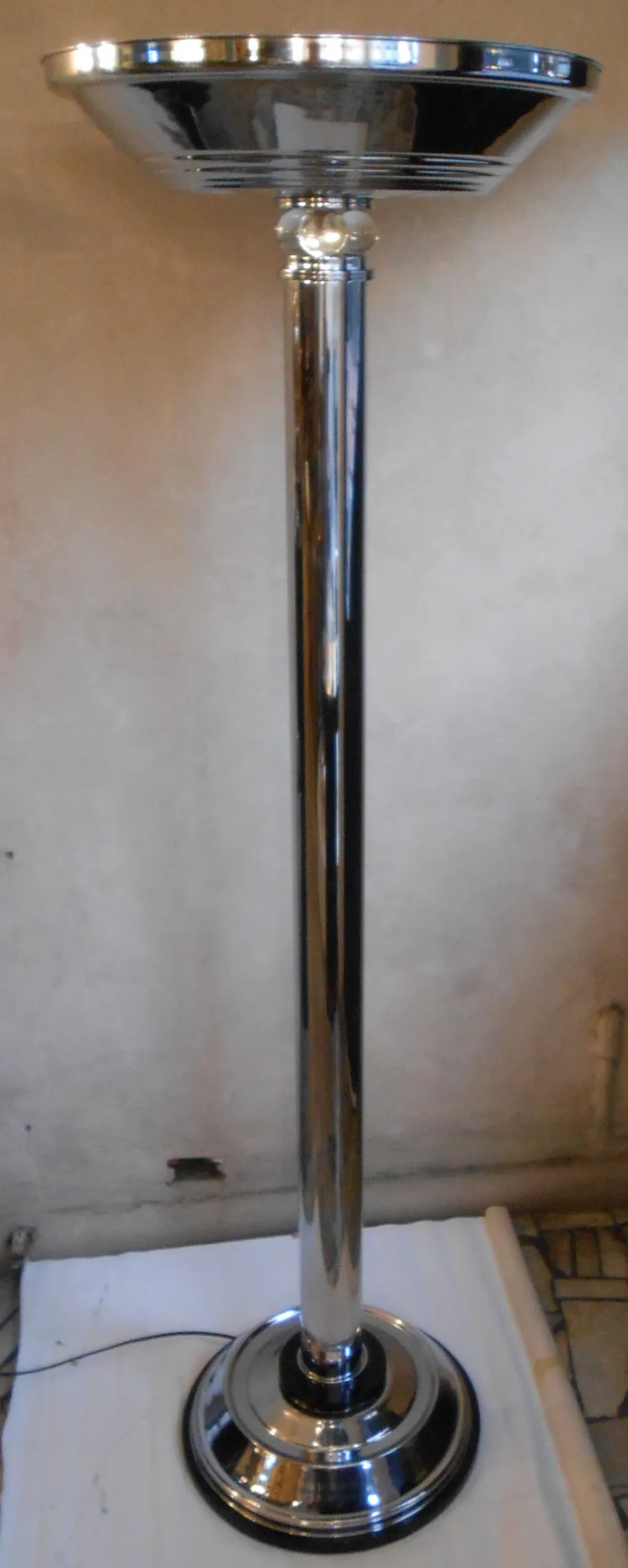 दो प्राचीन फ़्लोर लैंप प्रकाश में चमकते हुए