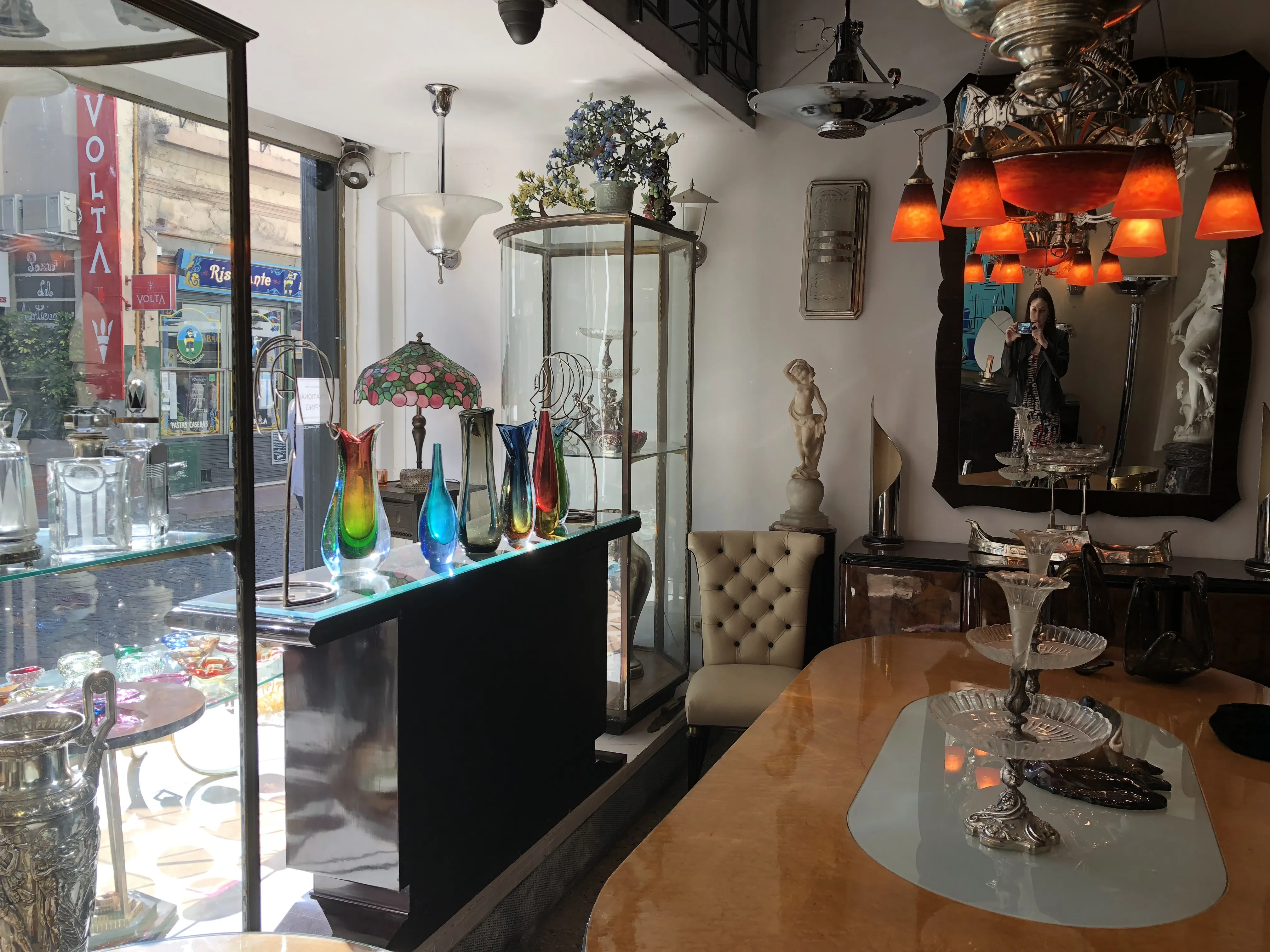 tavolo antico per 10 persone con luce decorativa e atmosfera elegante.