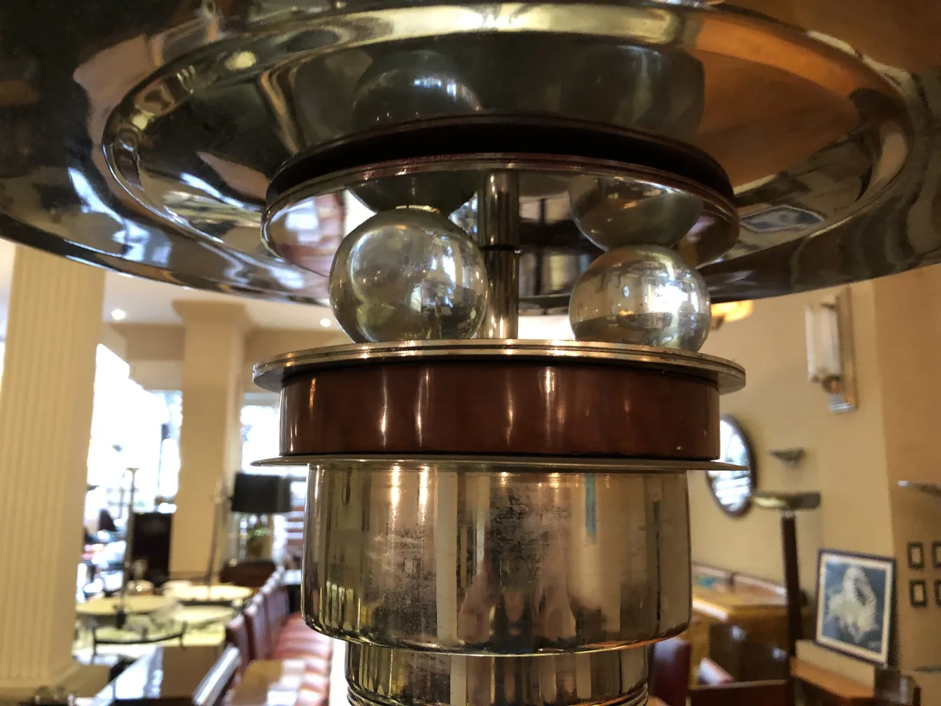 تفاصيل مصباح أرضي عتيق بقاعدة أنيقة