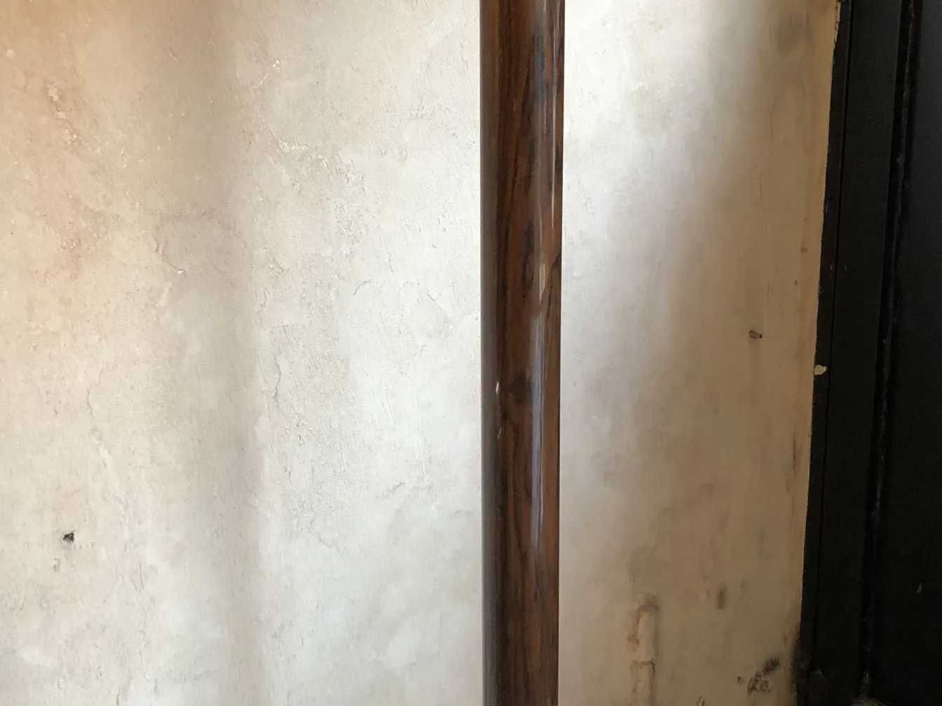 Dos lámparas de pie antiguas decorativas en un ambiente sencillo.