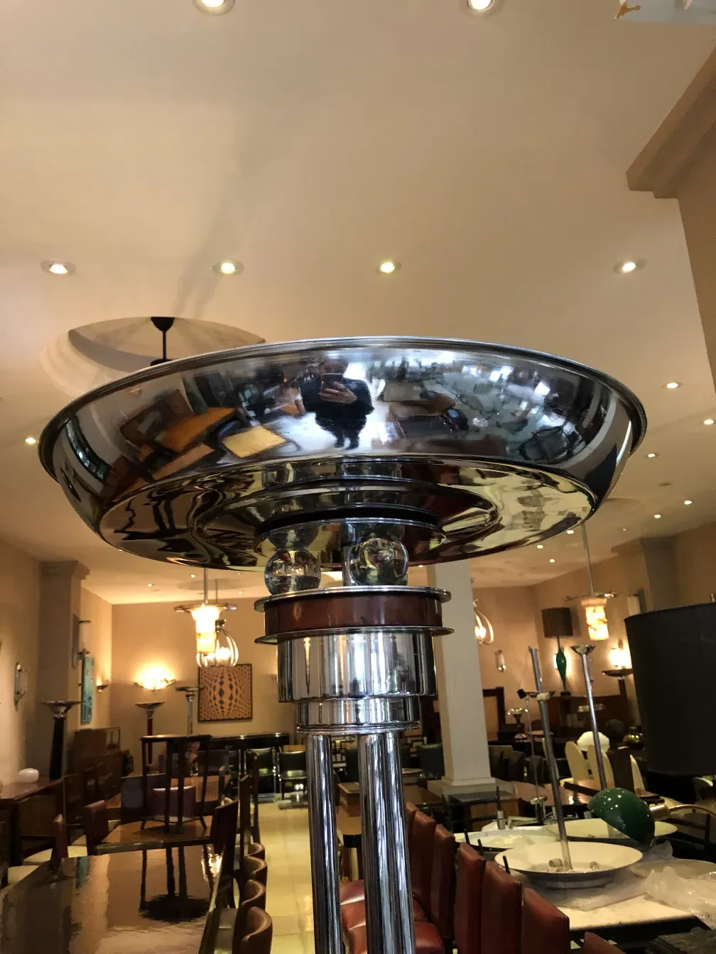 2 lampadaires anciens avec finition brillante dans un cadre élégant.