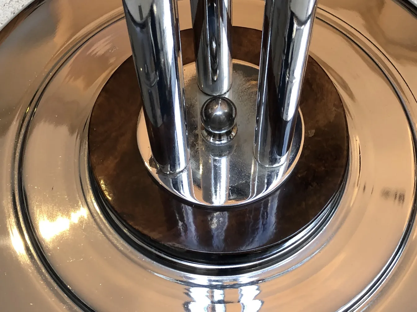 duas lâmpadas de piso antigas, brilhantes e elegantes, com base redonda