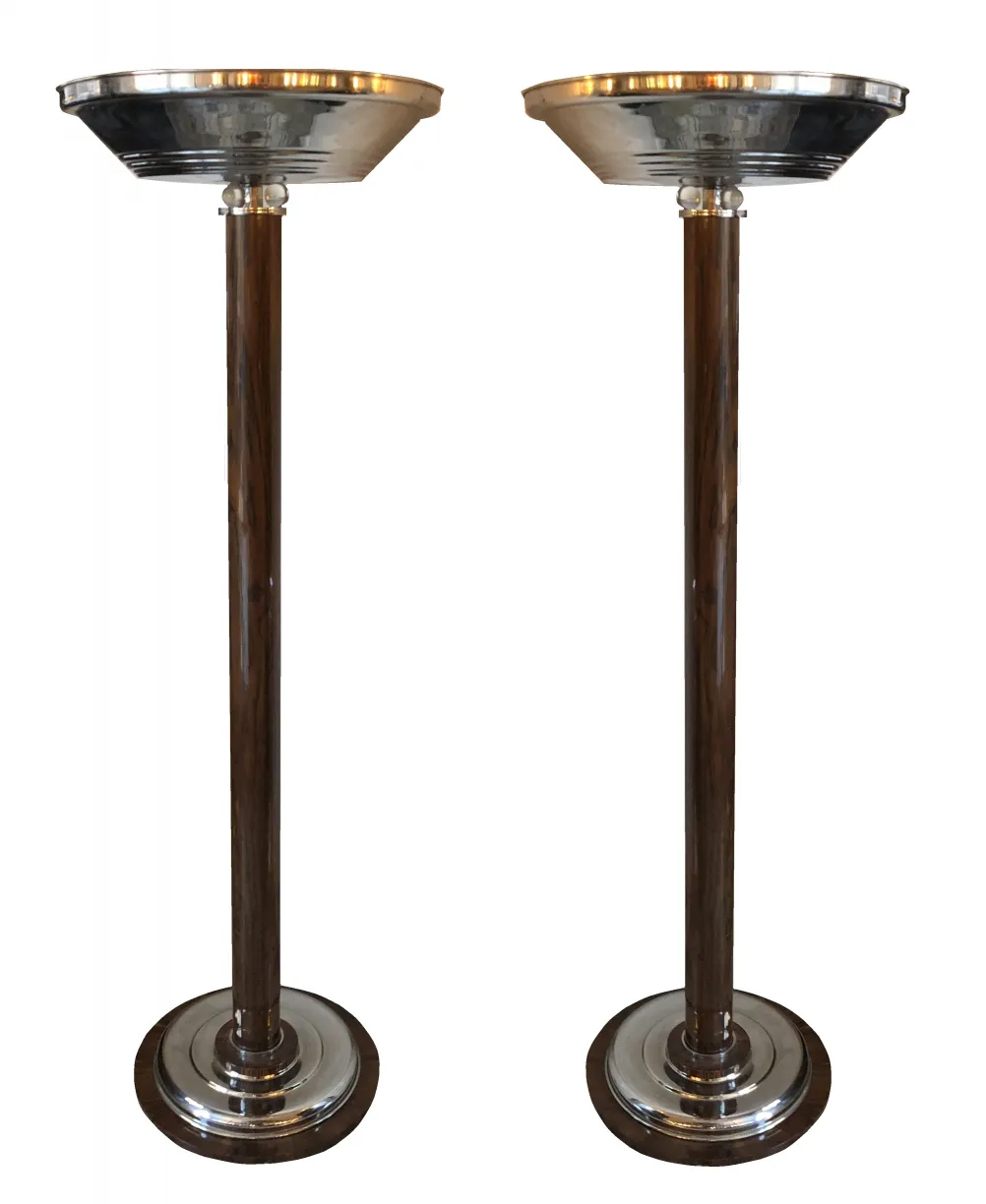 две торшеры с круглыми основаниями и блестящими абажурами, теплый свет