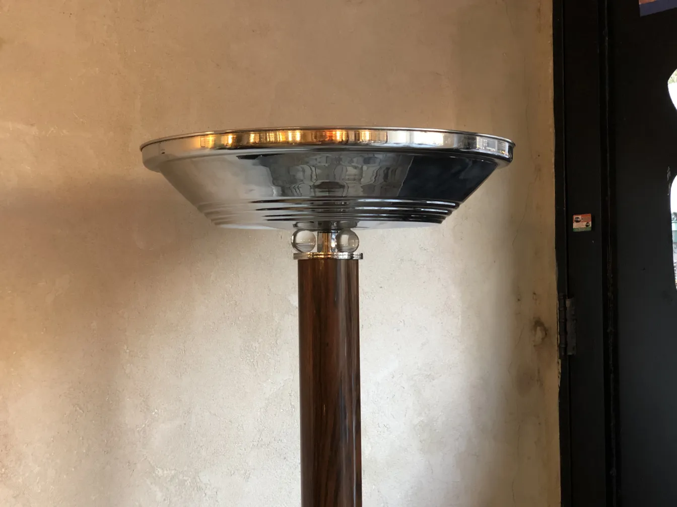deux lampadaires anciens avec un design élégant contre le mur