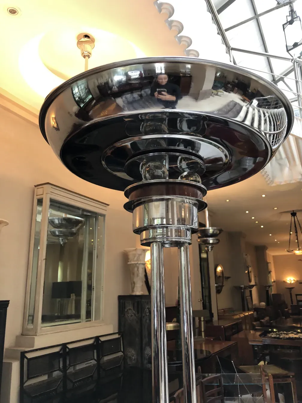 Duas lampadas de piso antigas com acabamento brilhante em um ambiente elegante