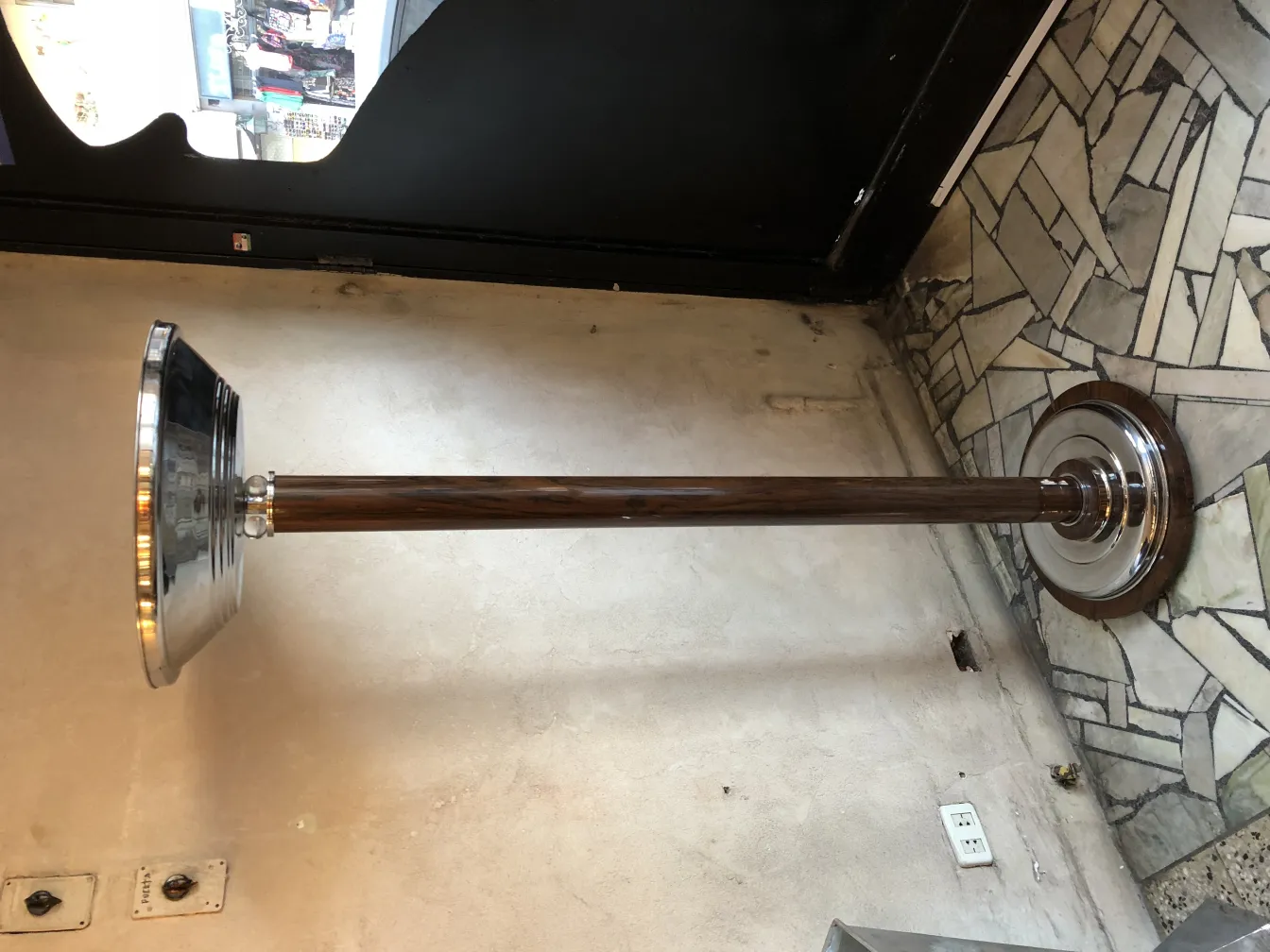 due lampade da terra antiche con basi eleganti e design unico.