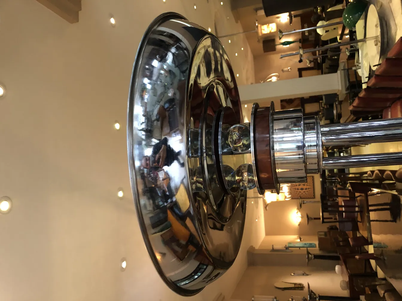 Dos lámparas de pie antiguas con un diseño brillante en una habitación elegante.