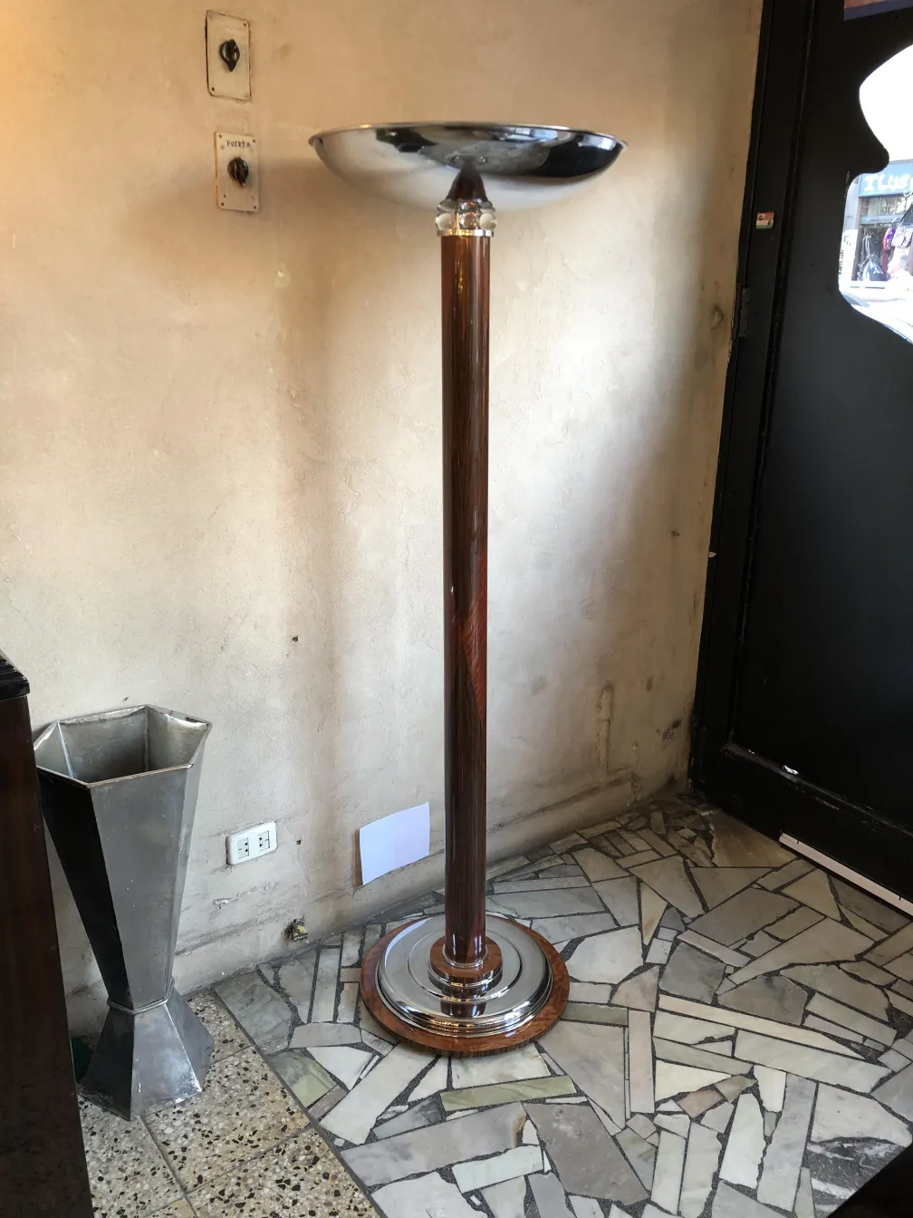 Duas lâmpadas de piso antigas em um ambiente aconchegante