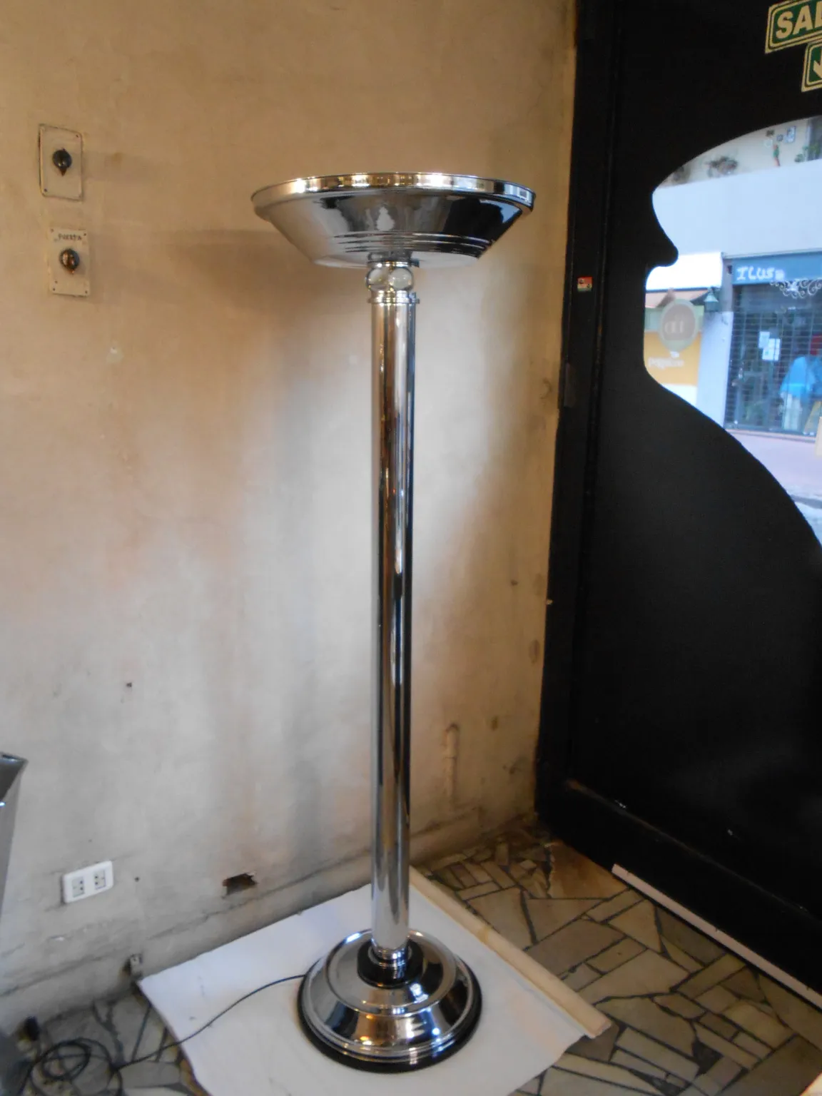 Due lampade da terra antiche, design elegante e alta lucentezza in un ambiente accogliente