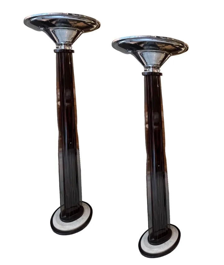 2 lámparas de pie antiguas con una base elegante en un ambiente moderno