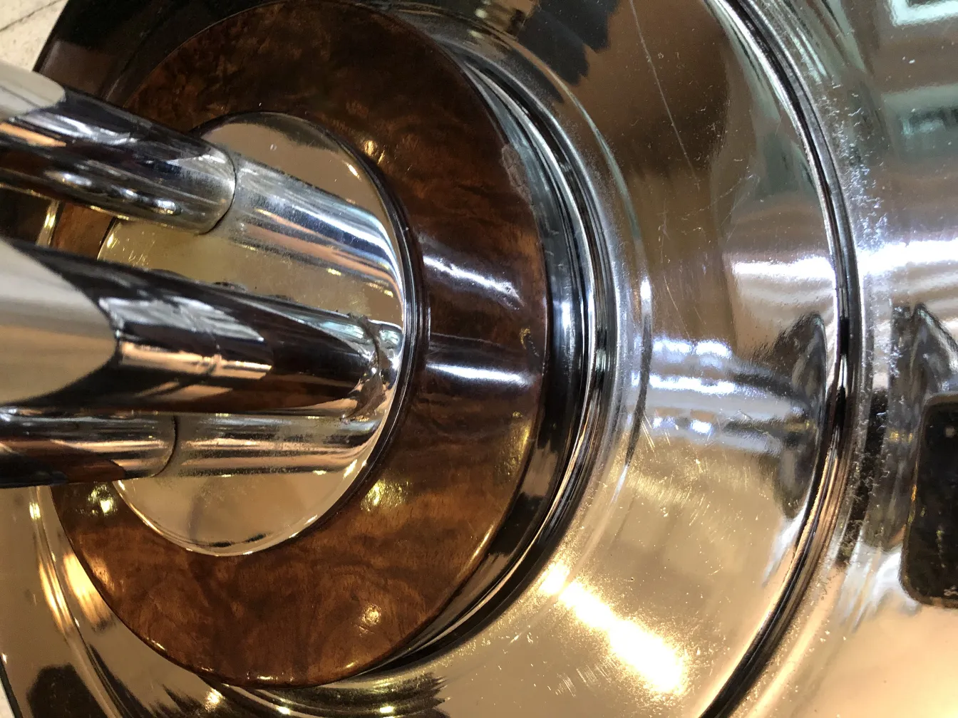 تفاصيل عن اثنين من المصابيح الأرضية العتيقة الأنيقة في بيئة مريحة.