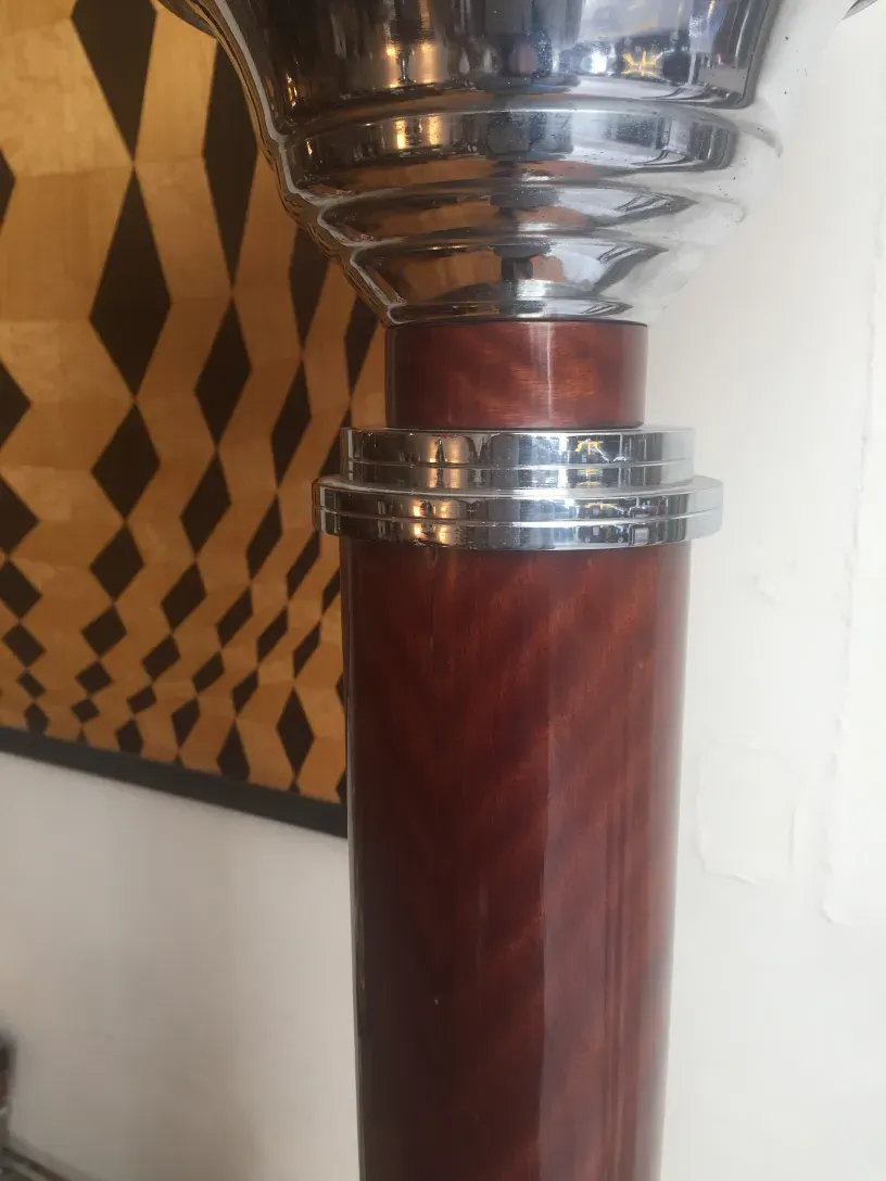 2个古董落地灯细节，带亮基座，营造出温馨的几何地板环境