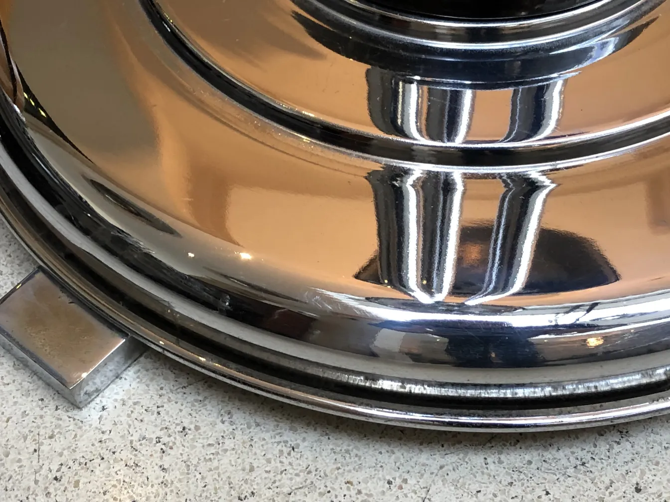 Duas lâmpadas de piso antigas com acabamento brilhante, elegantes em um ambiente acolhedor.