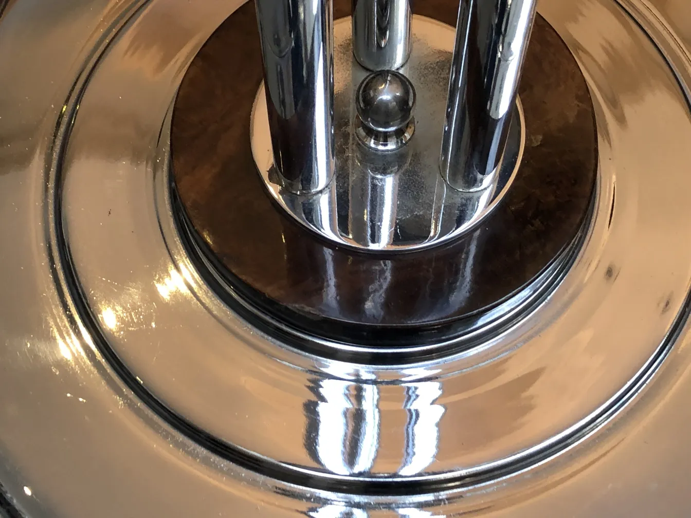 Detalhe brilhante da luminária de piso antiga