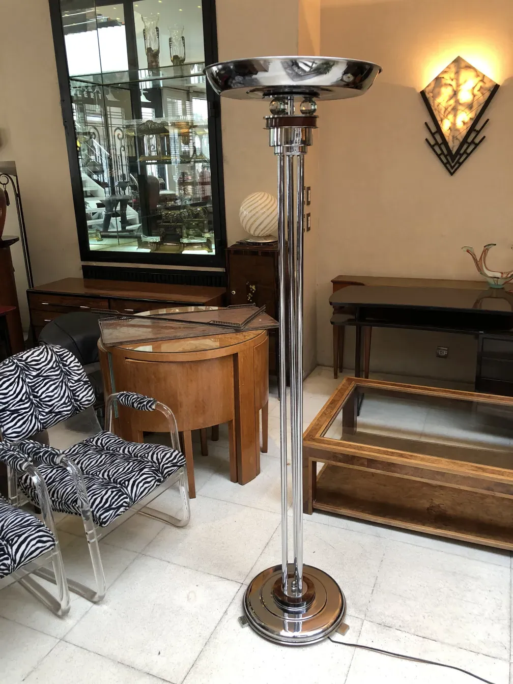 deux lampadaires antiques classiques dans un cadre élégant, complétant la décoration.