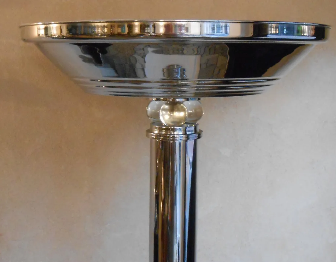 Détail de 2 lampadaires anciens avec base brillante dans un cadre élégant.