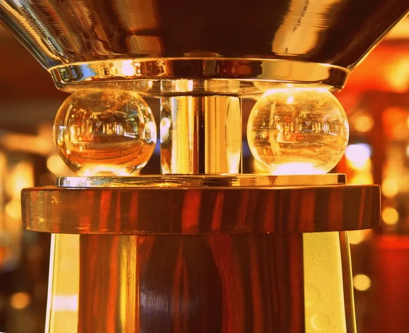 deux lampadaires antiques avec des bases rondes.