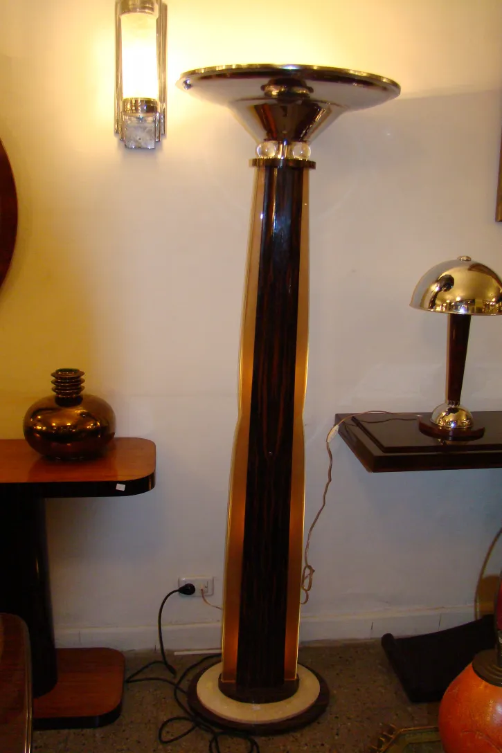 2 lampade da terra antiche in un ambiente elegante