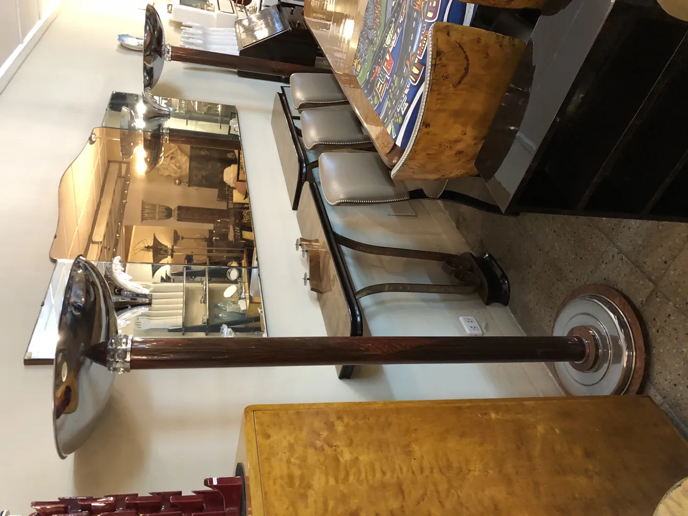 deux lampadaires anciens avec des bases élégantes dans un cadre sophistiqué