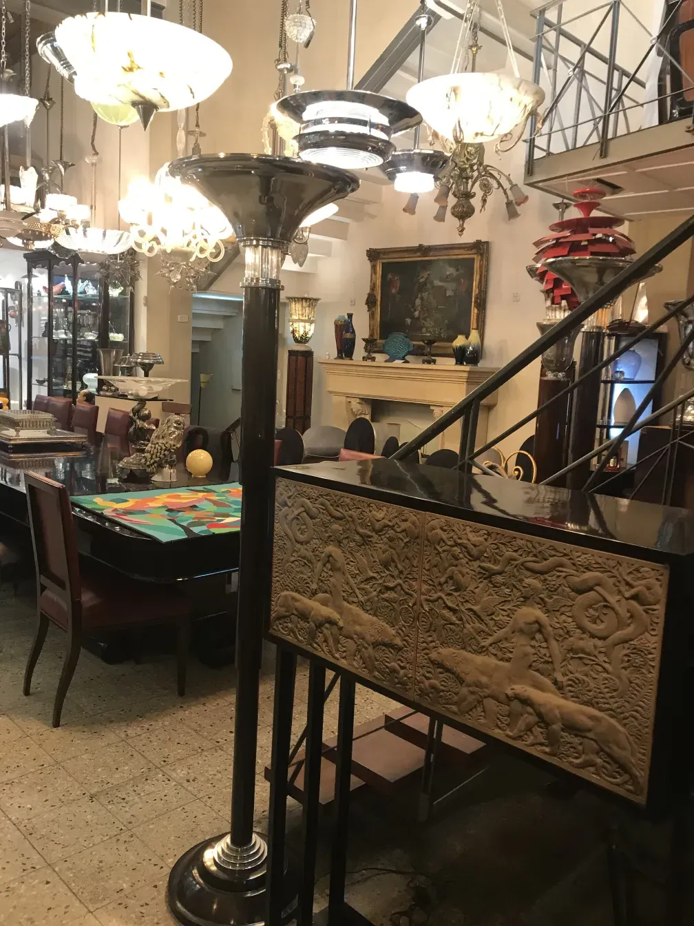 اثنين من المصابيح الأرضية القديمة تحيط بها الأناقة