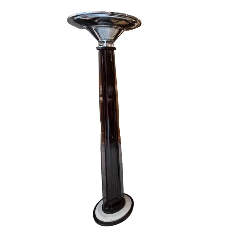 duas lâmpadas de piso antigas, com design elegante no ambiente