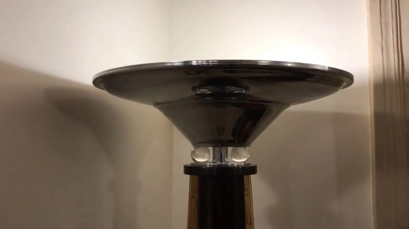 Dos lámparas de pie antiguas con diseño elegante en el salón