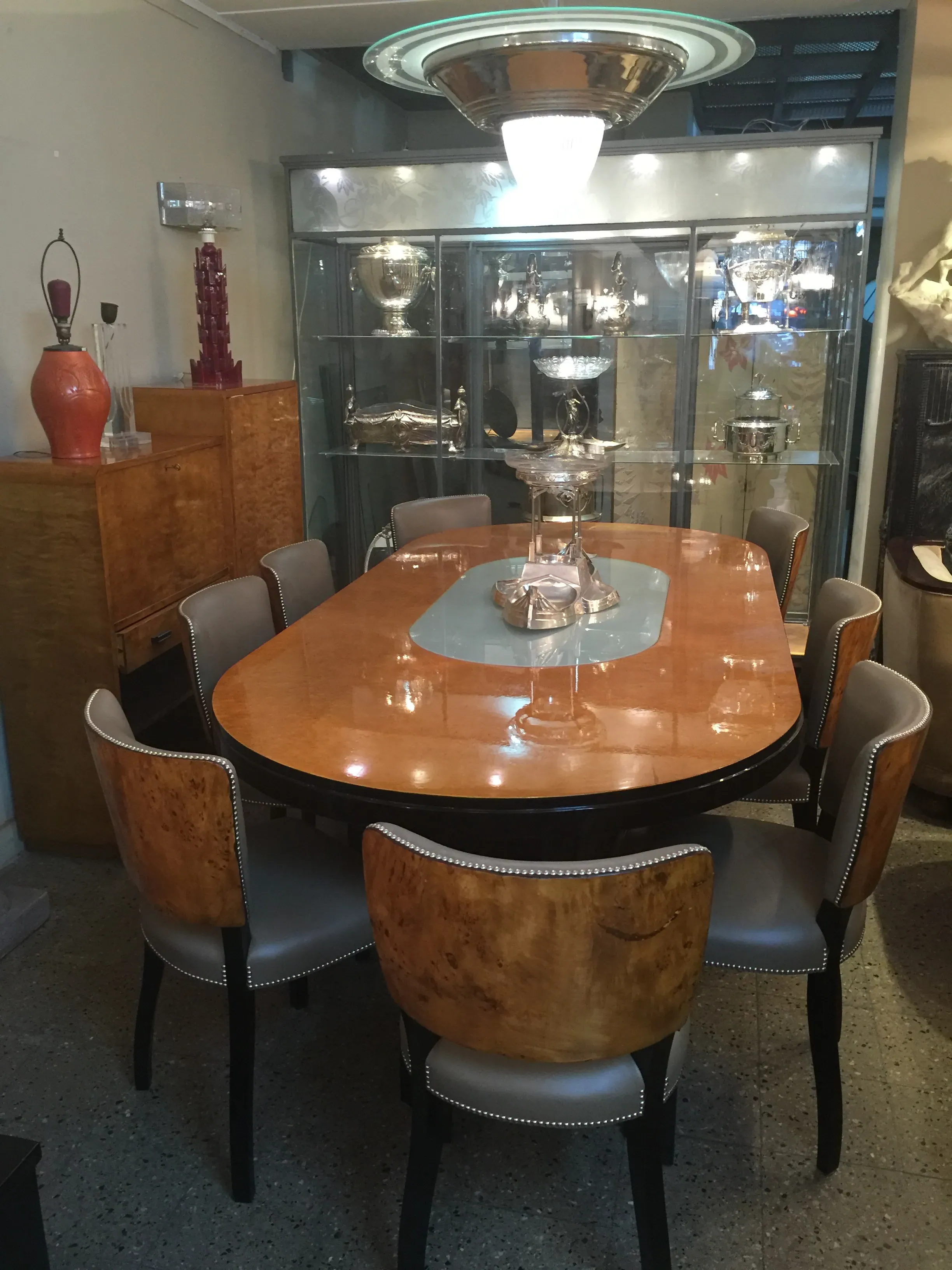 Mesa de comedor antigua para 10 personas con lámpara, moderna decoración