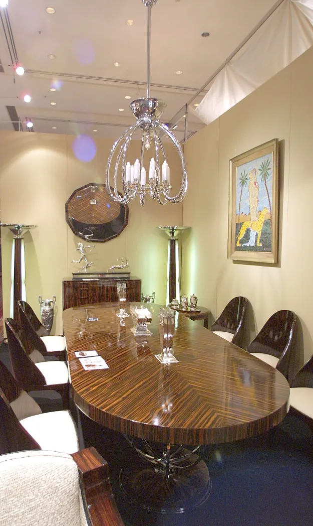 مصابيح أرضية 2 قديمة زخرفية في بيئة أنيقة