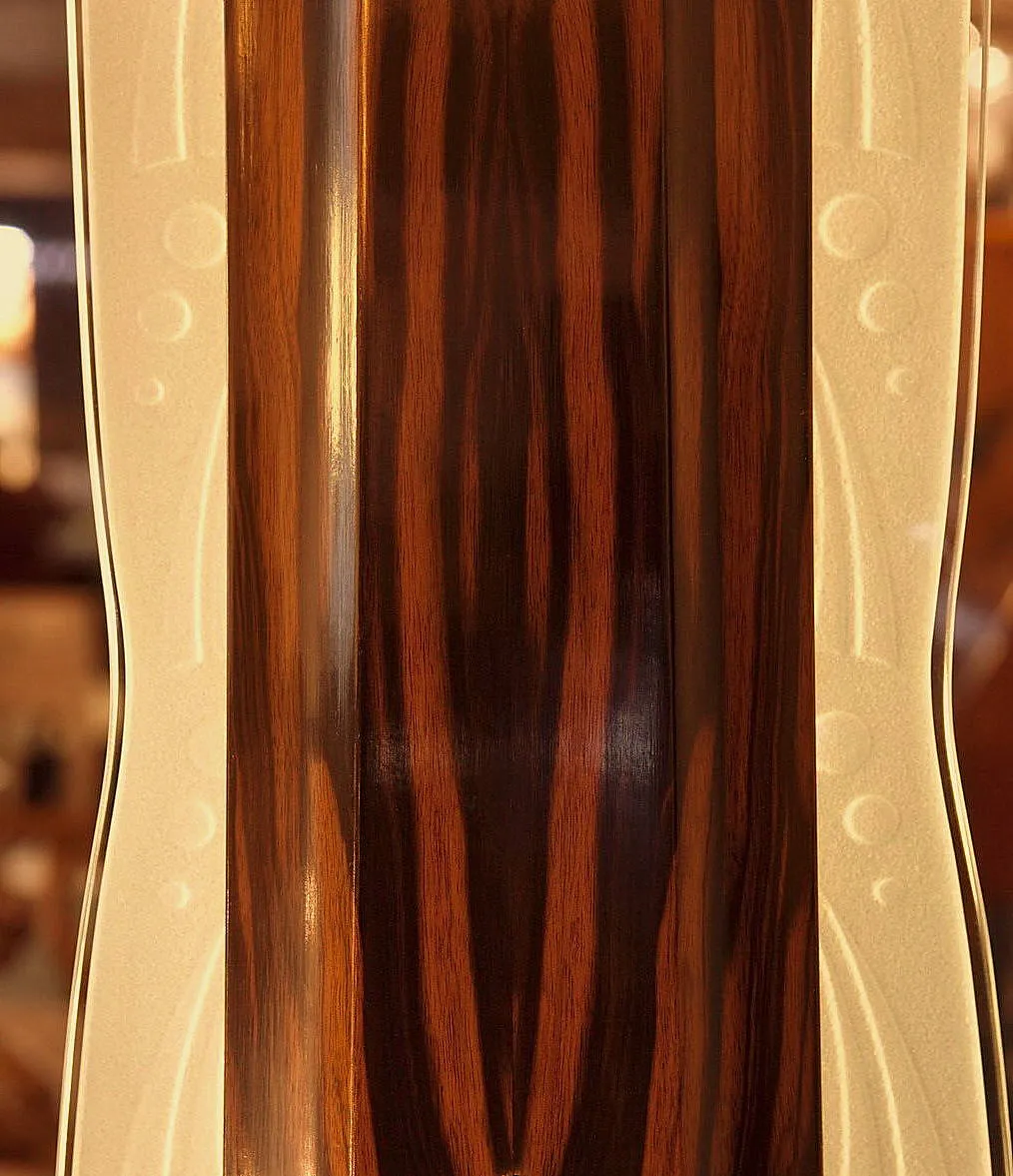 due lampade da terra antiche con design elegante in un ambiente accogliente