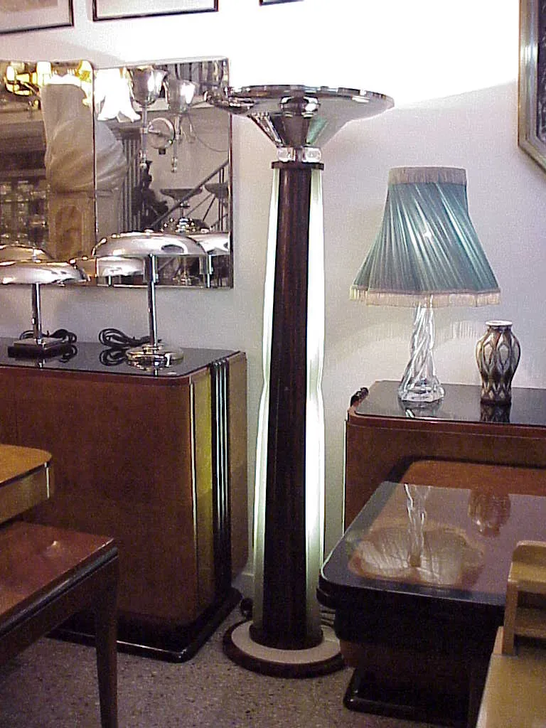 deux lampadaires anciens, l'un avec un abat-jour vert, l'autre argenté, dans un cadre élégant