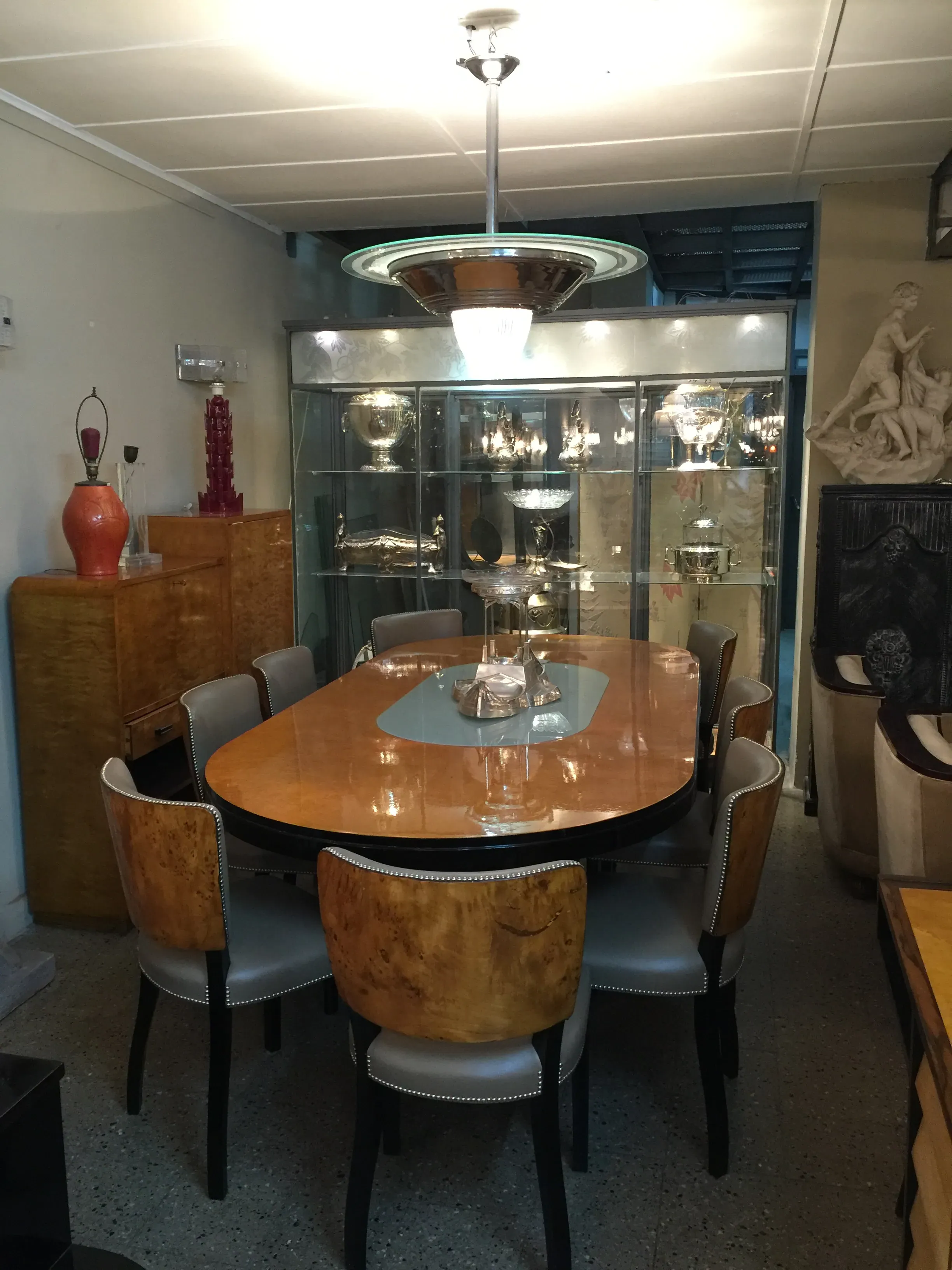Tavolo da pranzo antico per 10 persone con luce, ambiente elegante e dettagli art deco.