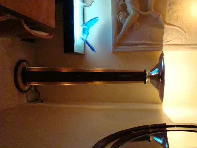 Due lampade da terra antiche con dettagli decorativi in un ambiente accogliente