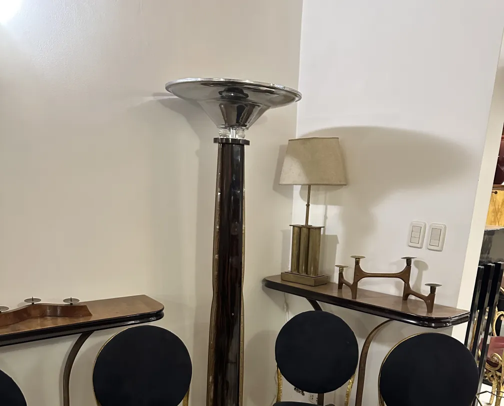 2 antike Stehleuchten mit klassischem Design in einem eleganten Ambiente, zusammen mit anderer Einrichtung.